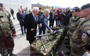 Josep Borrell razgovarao sa vojnicima u Butmiru, pregledao oružje